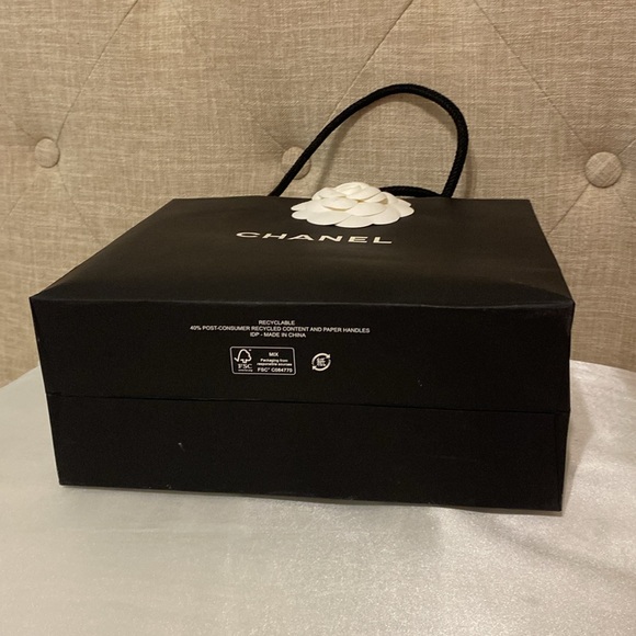 CHANEL Shopping Bag with Camellia - Picture 5 of 6